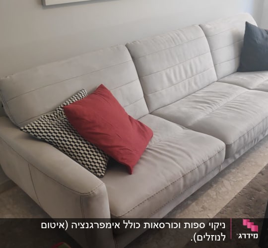 ספה אפורה עם כריות צבעוניות